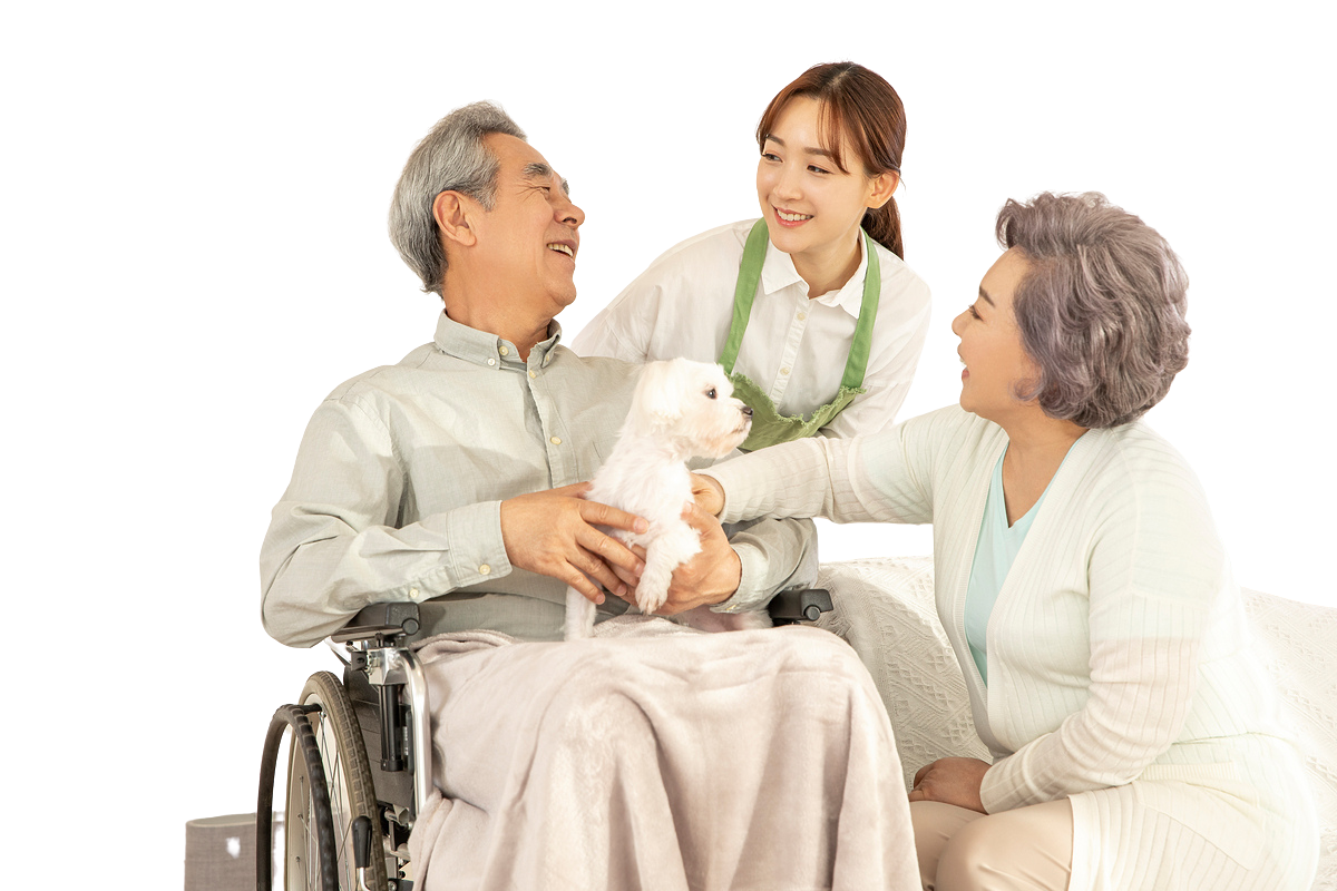 강아지와 함께 웃고 있는 어르신 부부와 요양보호사